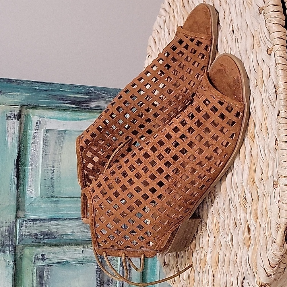 MATA size 7 open toe lace up back sandal